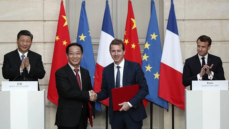 Jia Baojun, chairman of CAS, and Guillaume Faury, president of Airbus Commercial Aircraft and future Airbus CEO, in the presence of visiting Chinese President Xi Jinping and French President Emmanuel Macron. 